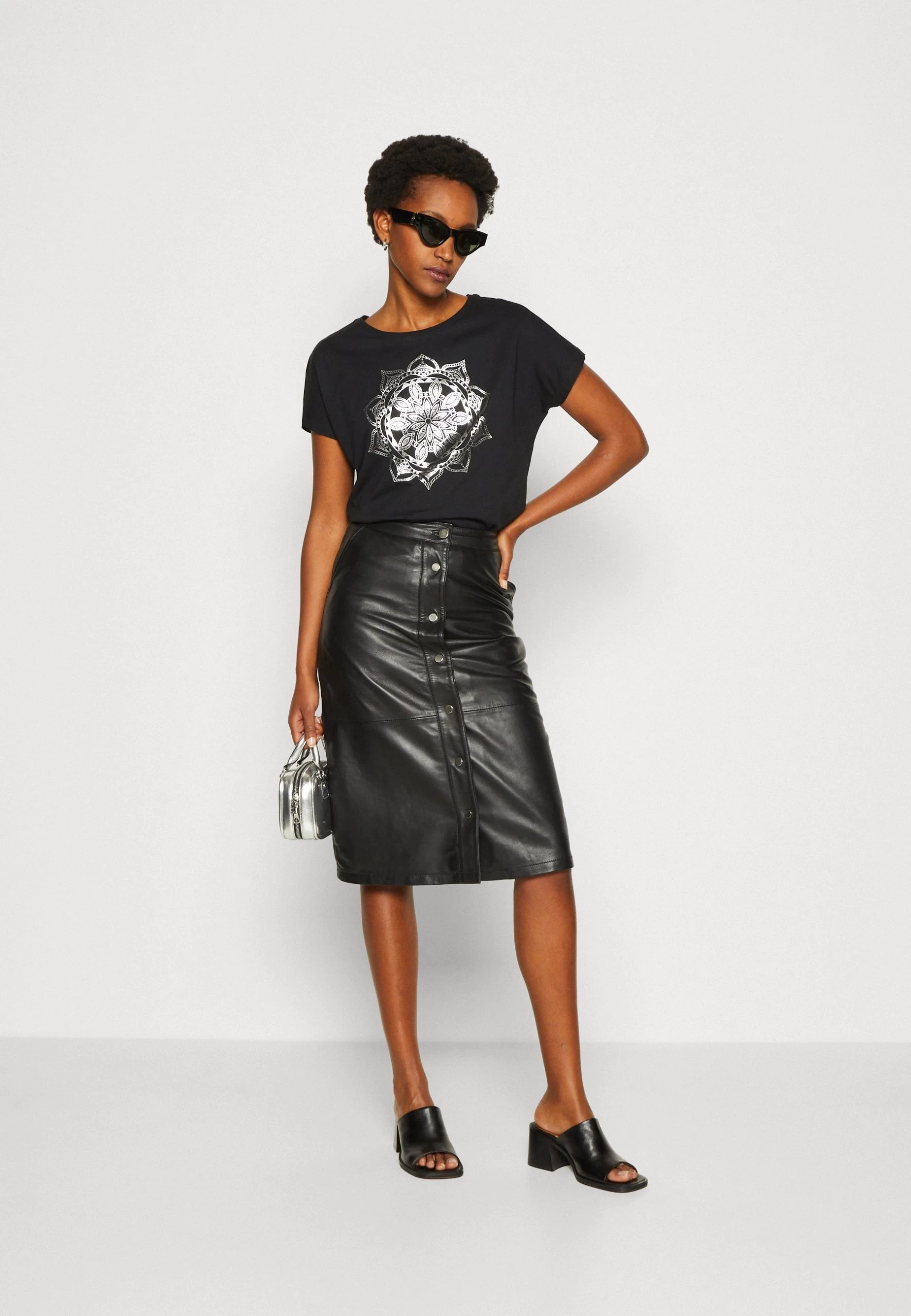 Anna Field Print T-Shirt - Black 4 Anna Field Print T-Shirt - Black - Image 2